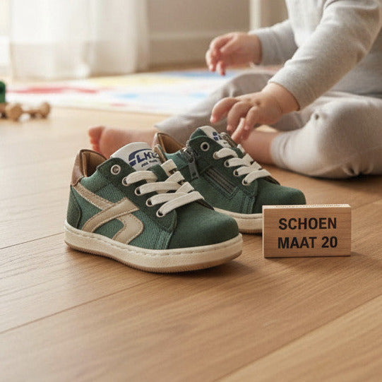 Pierrot Outlet diepgroene suède en textiel sneakers voor kinderen met bruine accenten en ritssluiting op houten vloer