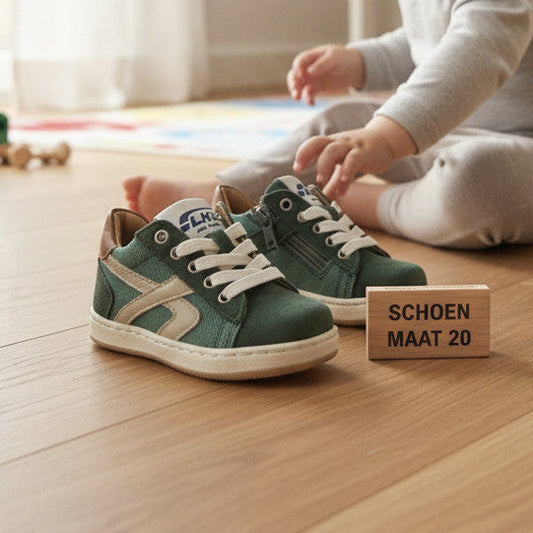 Pierrot Outlet diepgroene suède en textiel sneakers voor kinderen met bruine accenten en ritssluiting op houten vloer