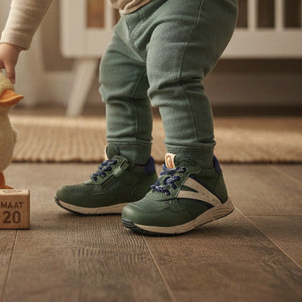 Pierrot Outlet kindersneakers in diepgroen leer en suède met blauwe accenten en een flexibele crèmekleurige zool