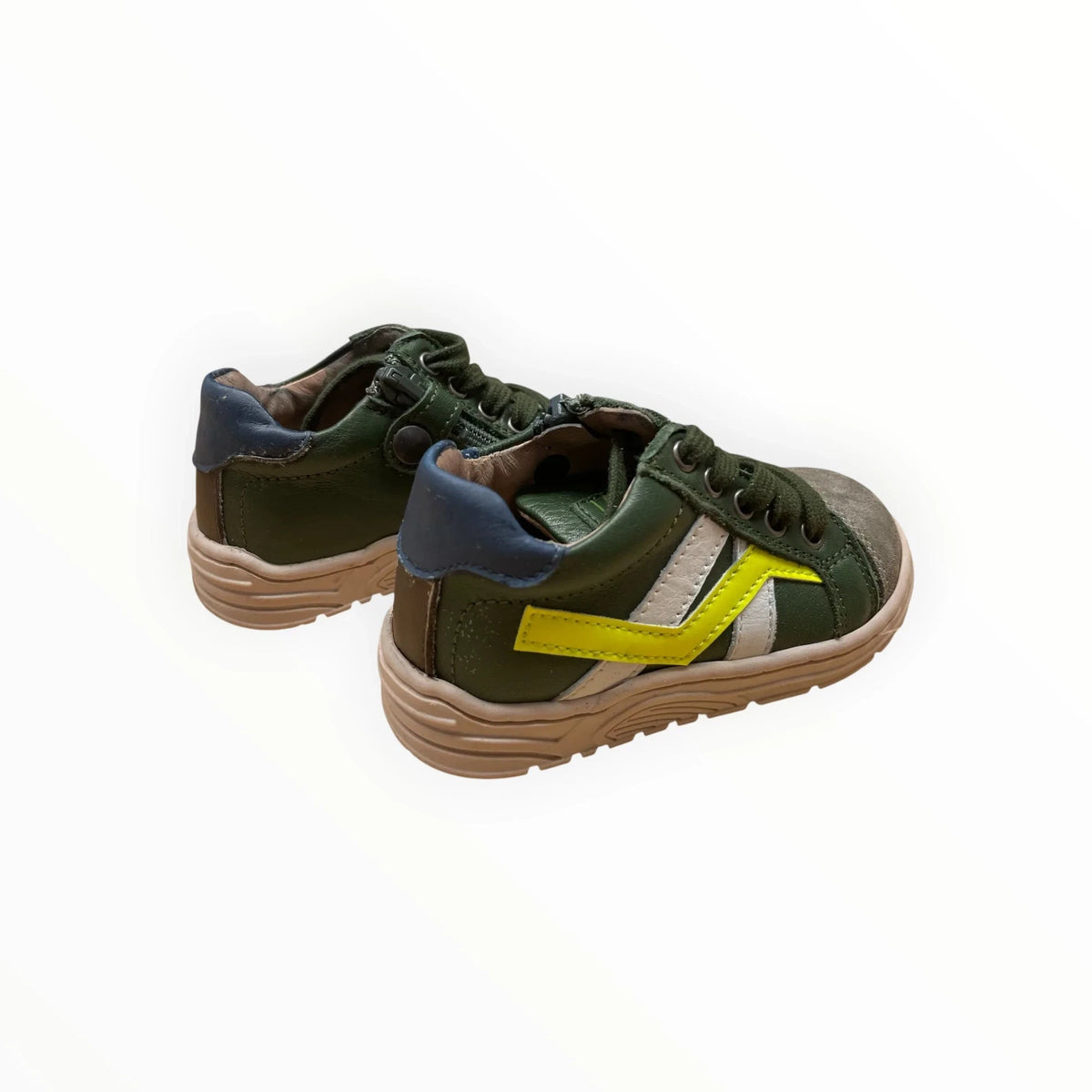 Pierrot Outlet kindersneakers in groen leer en suède met gele accenten, veters, rits en stevige lichte zool.