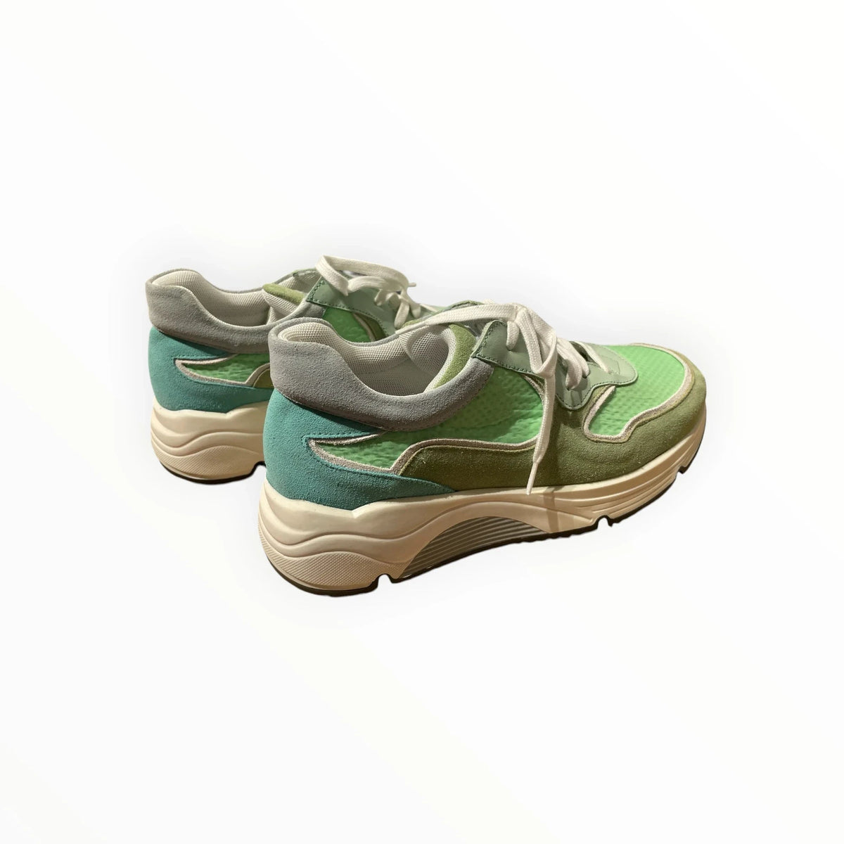 Pierrot Outlet sportieve sneakers in groentinten van suède en textiel met vetersluiting en een dikke witte zool.