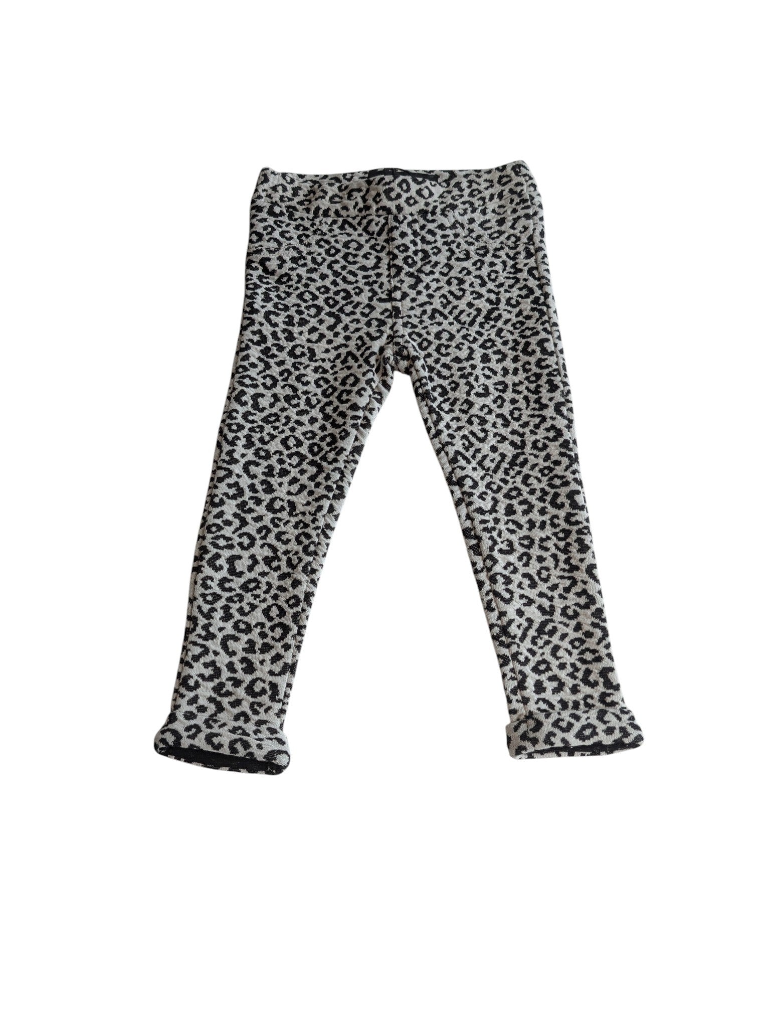 Pierrot Outlet Guess luipaardprint legging voor meisjes, zwart en wit, met kleine achterzak en omgeslagen boorden.