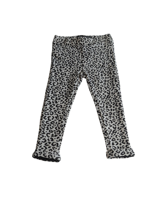 Pierrot Outlet Guess luipaardprint legging voor meisjes, zwart en wit, met kleine achterzak en omgeslagen boorden.