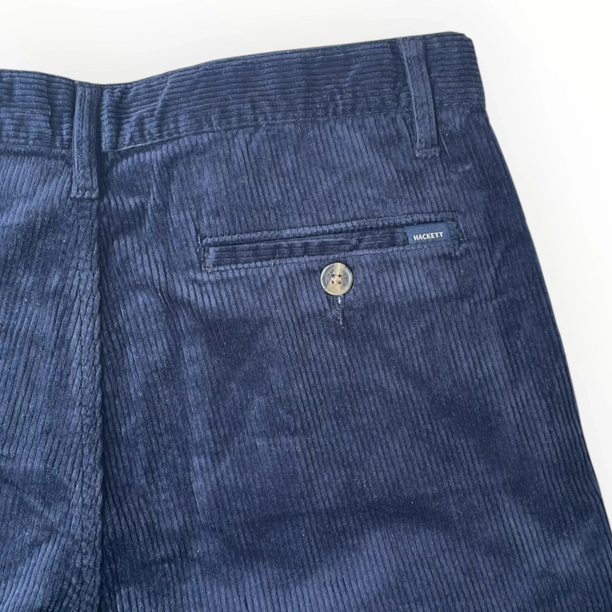Pierrot Outlet donkerblauwe Hackett corduroy broek met achterzak en knoopsluiting in ribfluweel