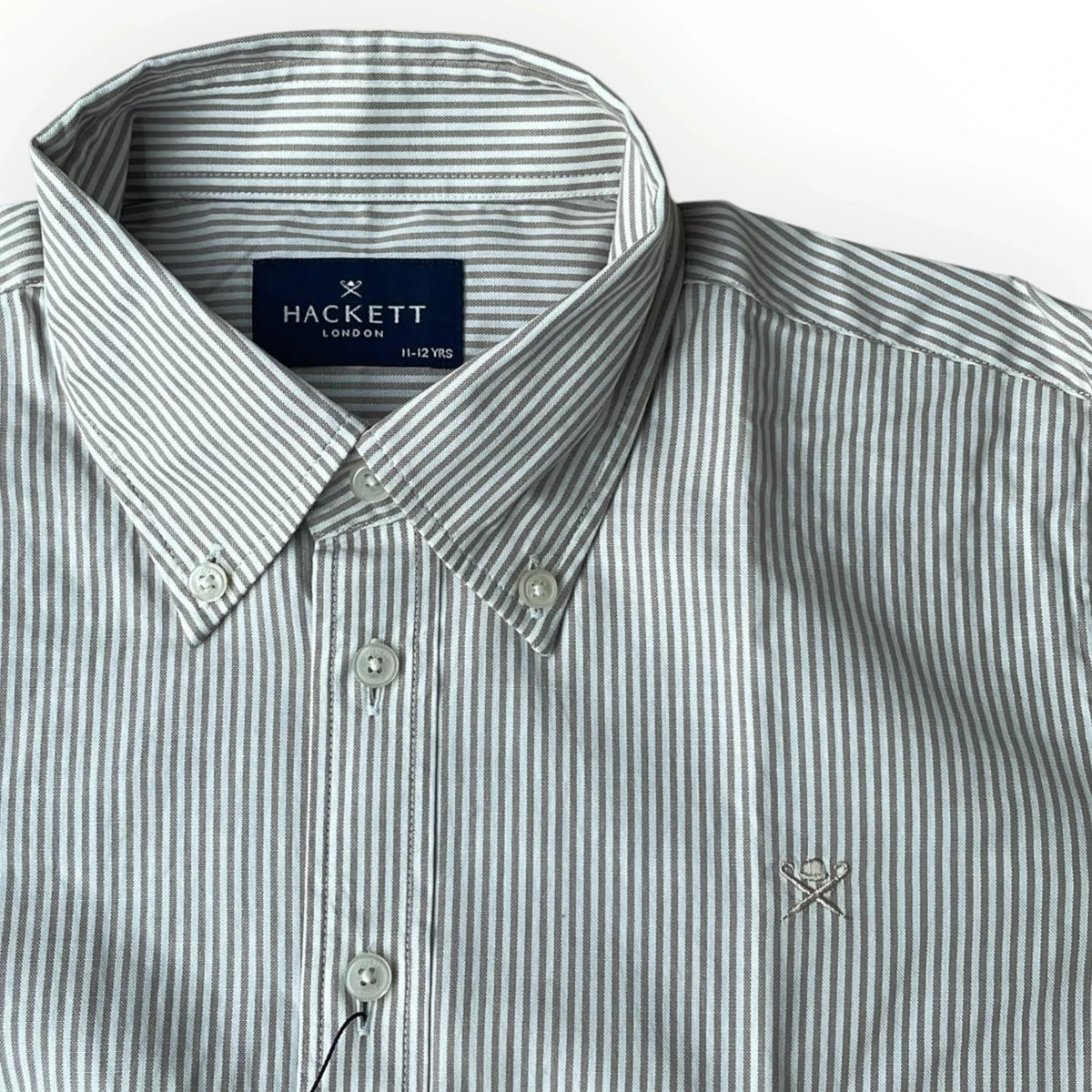 Pierrot Outlet Hackett London jongens overhemd met wit-grijs gestreept patroon, button-down kraag en geborduurd logo.