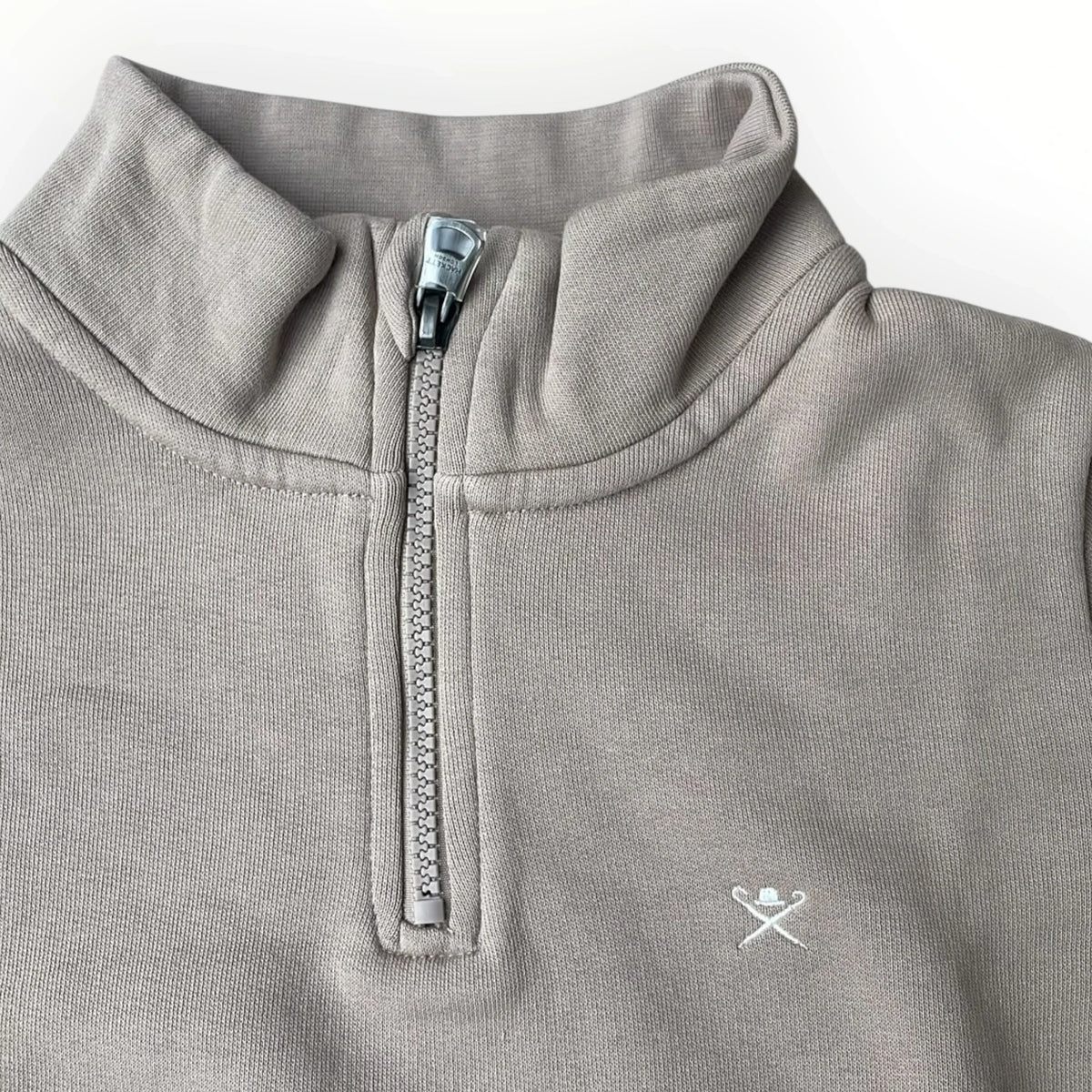 Pierrot Outlet Hackett taupekleurige sweater met halve rits, opstaande kraag en geborduurd logo op de borst.