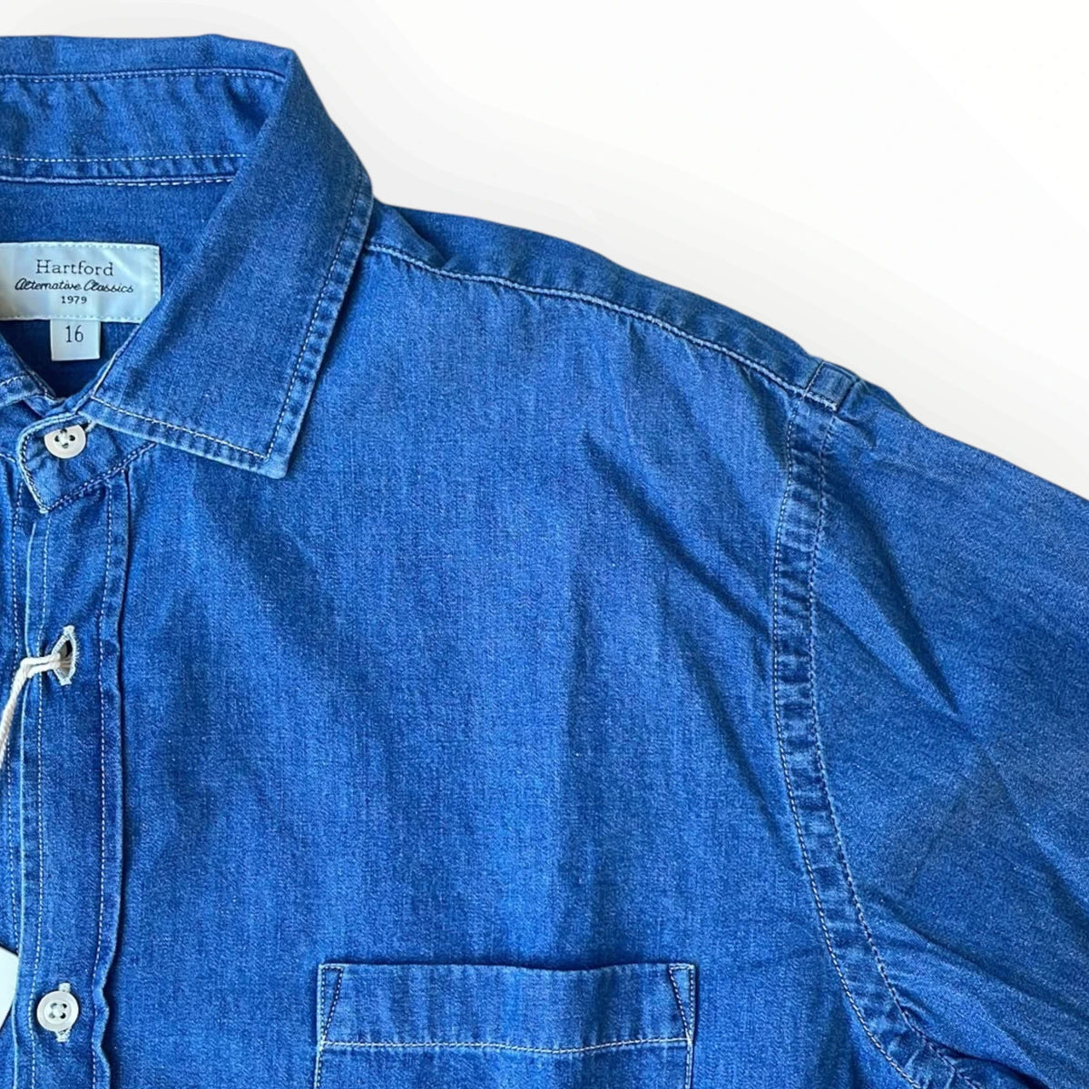 Pierrot Outlet Hartford denim overhemd in diepblauw met klassieke kraag, borstzak en knoopsluiting