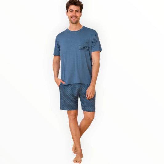 Pierrot Outlet blauwe katoenen pyjamaset voor heren met T-shirt met borstzakje en korte broek met patroon.