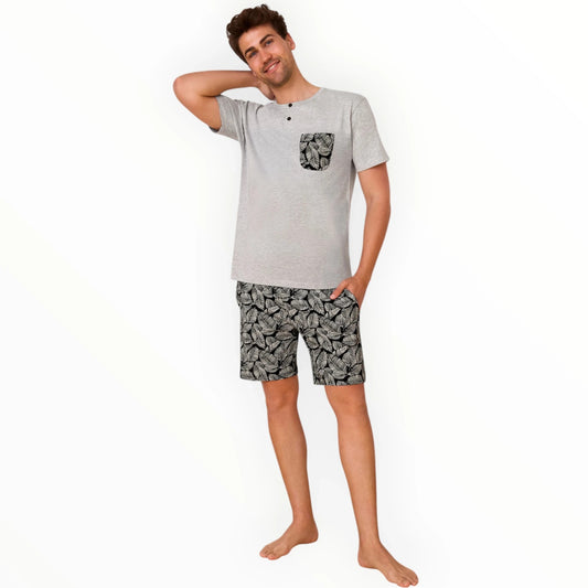 Pierrot Outlet heren pyjamaset met lichtgrijs T-shirt en short met bladprint. Met borstzak en knoopsluiting.