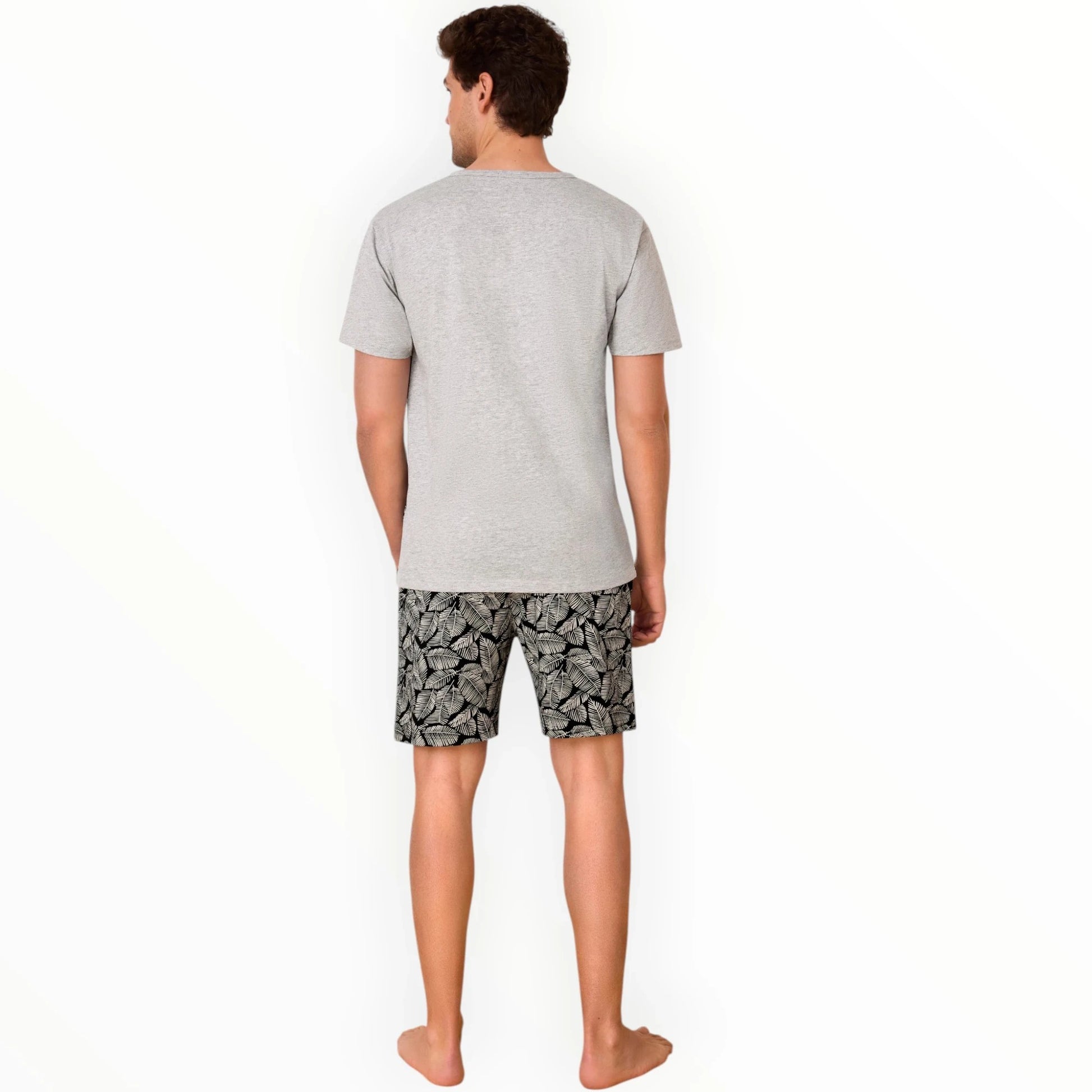 Pierrot Outlet heren pyjamaset met lichtgrijs T-shirt en short met bladprint. Korte mouwen, borstzak, knoopsluiting.