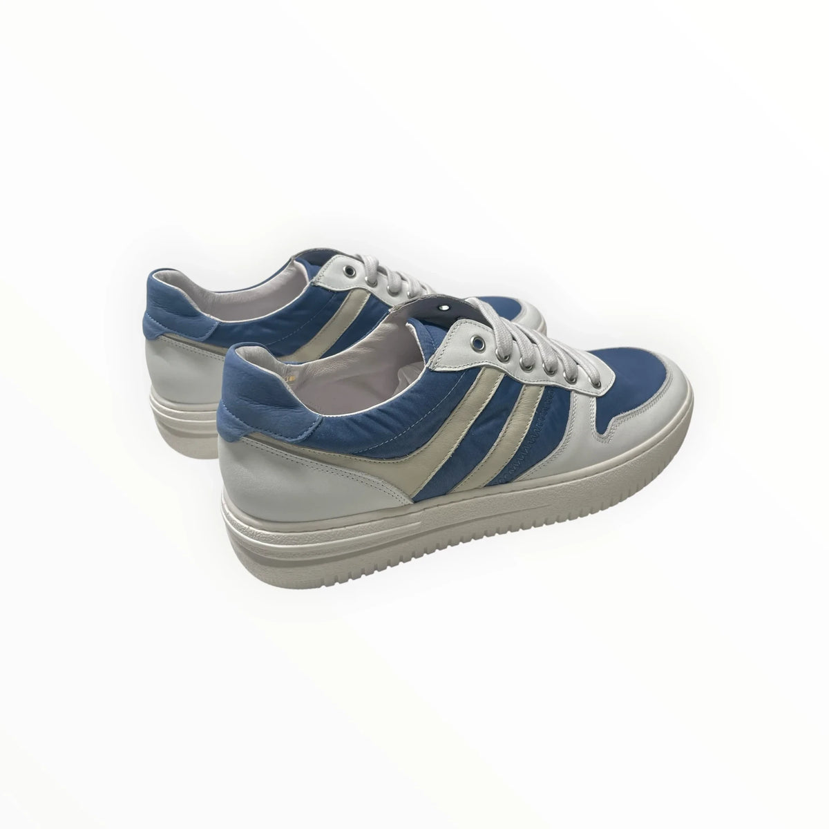 Pierrot Outlet heren sneakers in wit en blauw met vetersluiting en een sportief design voor dagelijks comfort.