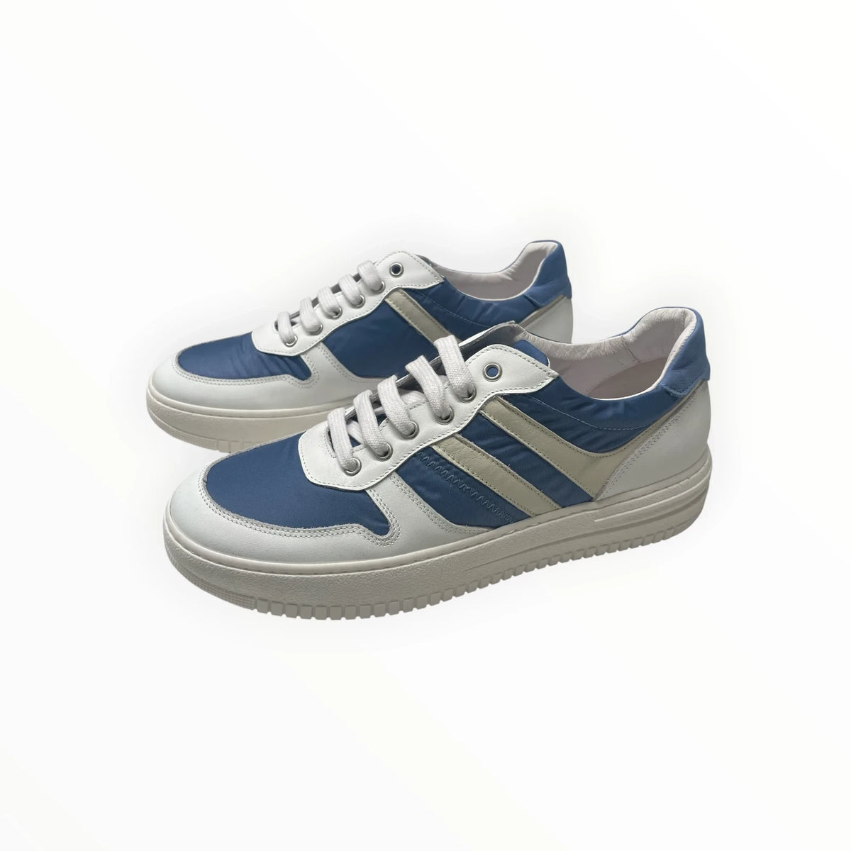 Pierrot Outlet heren sneakers in wit en blauw met vetersluiting en een stevige rubberen zool voor dagelijks comfort.