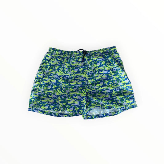 Pierrot Outlet heren zwemshort met camouflagepatroon in blauw, groen en grijs, voorzien van elastische tailleband.