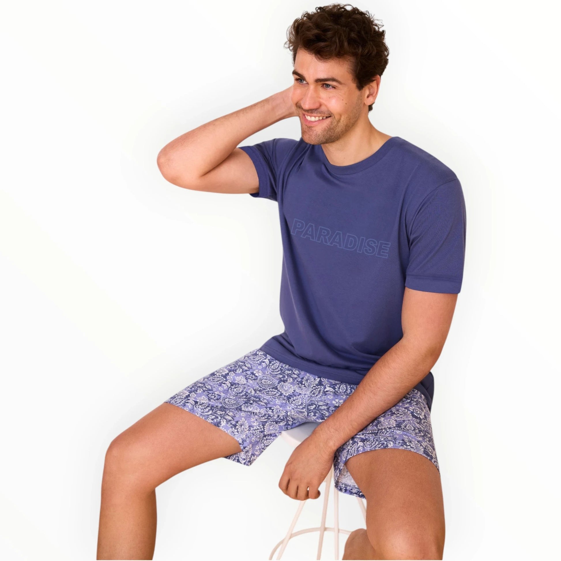 Pierrot Outlet herenset met blauw T-shirt met PARADISE print en paarse paisley short van katoen.