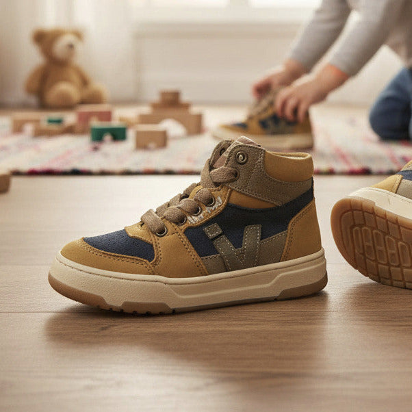Pierrot Outlet hoge sneakers voor kinderen in okergeel, blauw en bruin met veters en ritssluiting op een houten vloer