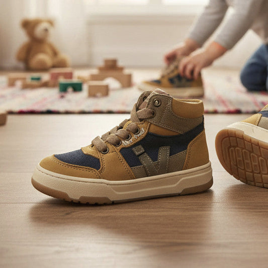 Pierrot Outlet hoge sneakers voor kinderen in okergeel, blauw en bruin met veters en ritssluiting op een houten vloer