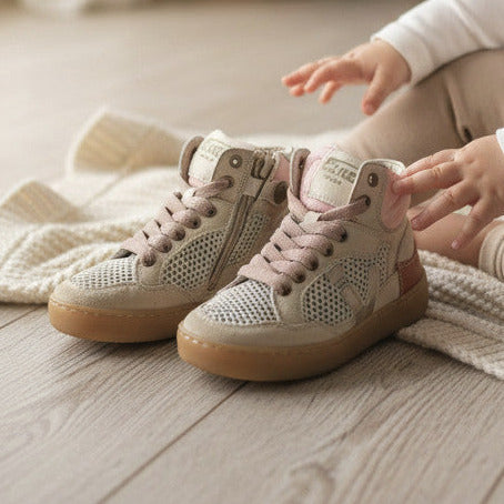 Pierrot Outlet hoge sneakers voor kinderen in pasteltinten met mesh en leer, zittend kind op een gebreid kleed.