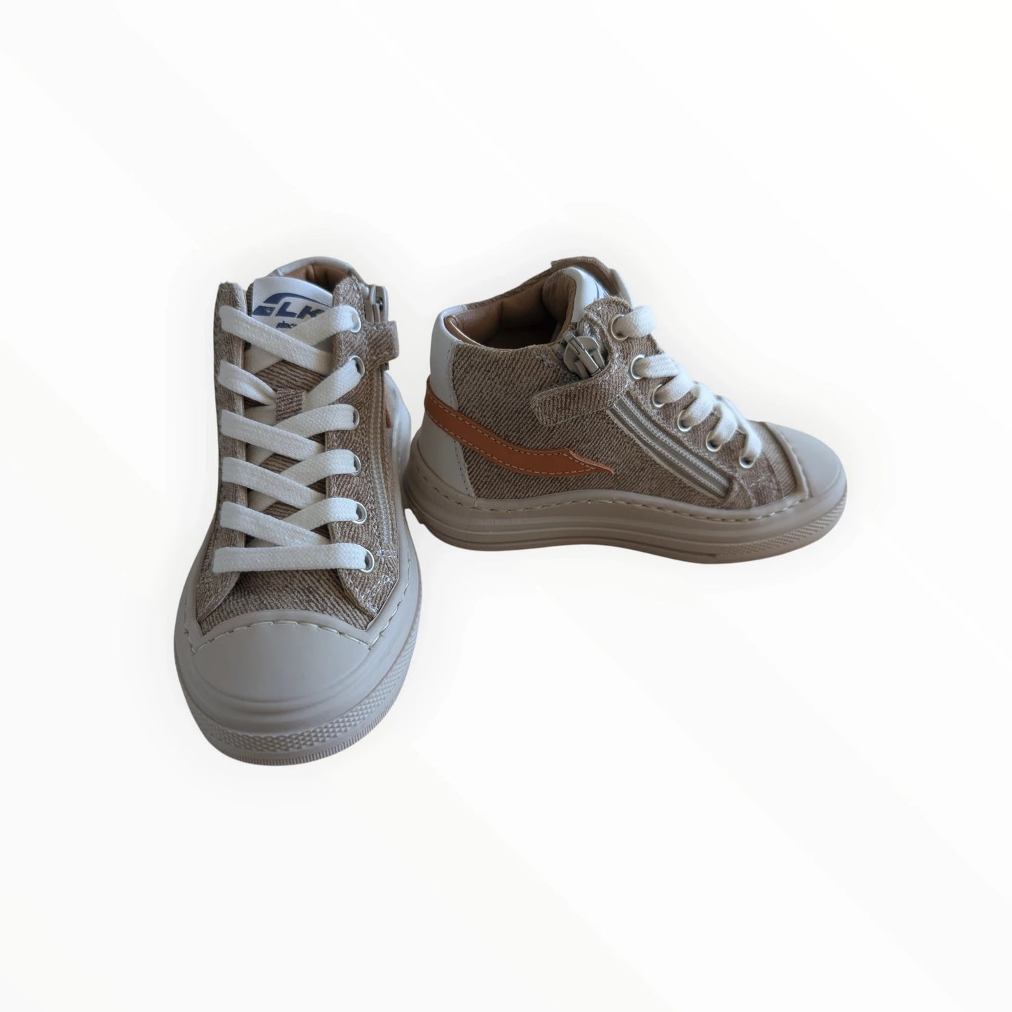 Pierrot Outlet beige-bruine hoge sneakers met glinsterende textuur, veters en rits. Canvas met oranje hieldetail.