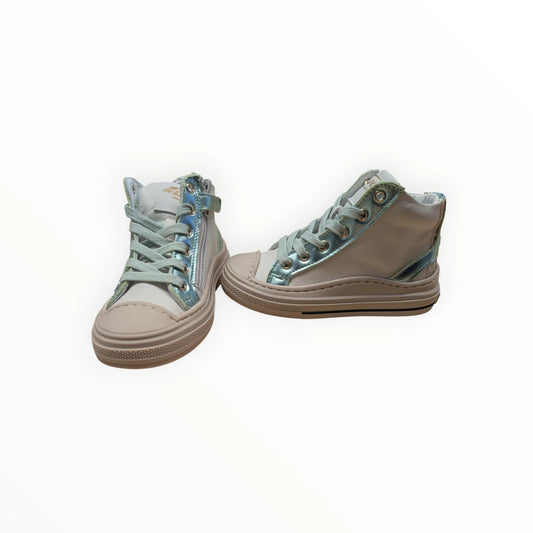 Pierrot Outlet hoge sneakers voor kinderen in crèmekleur met mintgroene en zilveren iriserende accenten, veters en rits.