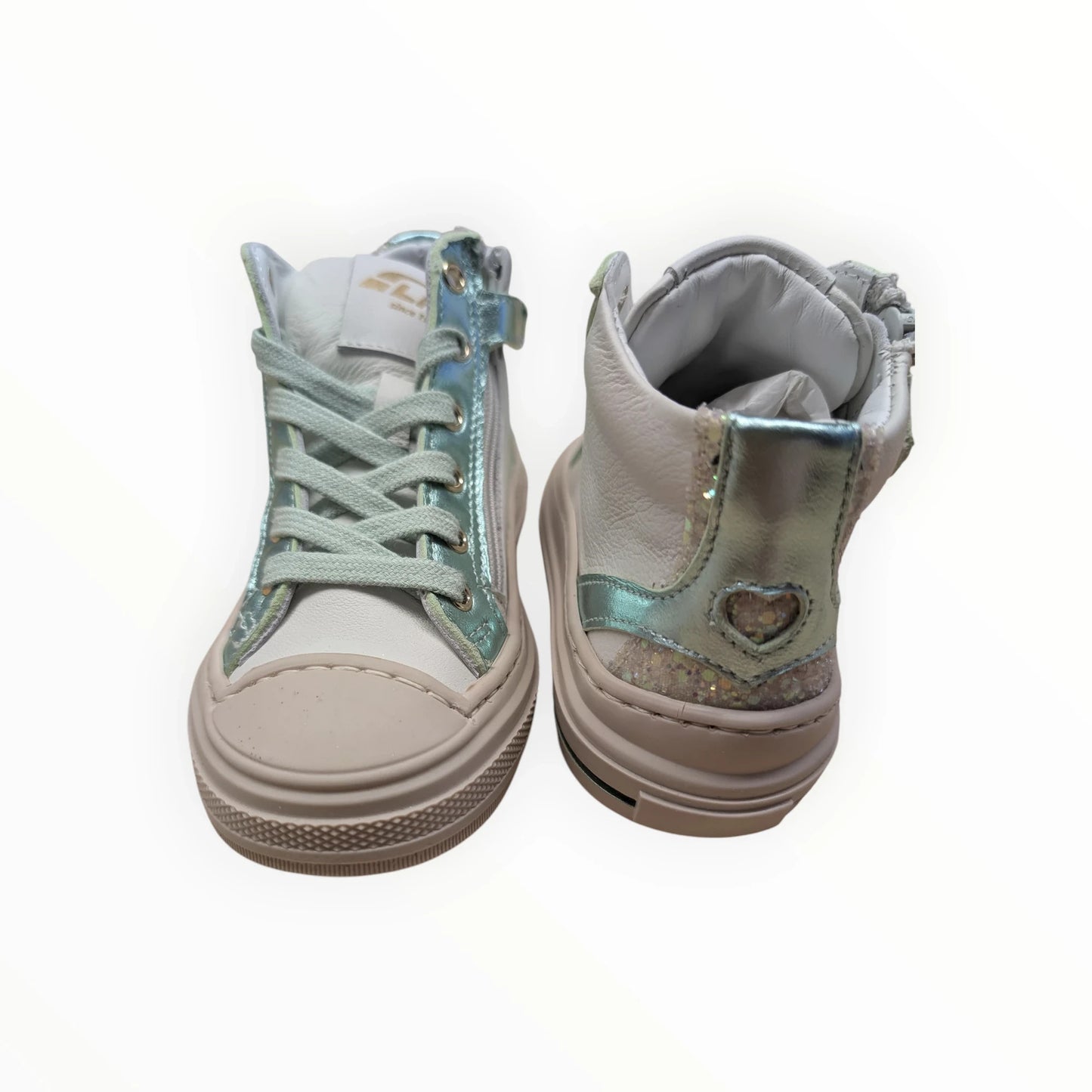 Pierrot Outlet hoge sneakers voor kinderen in crèmekleur met mintgroene en zilveren iriserende details en glitterhartje op de hiel.
