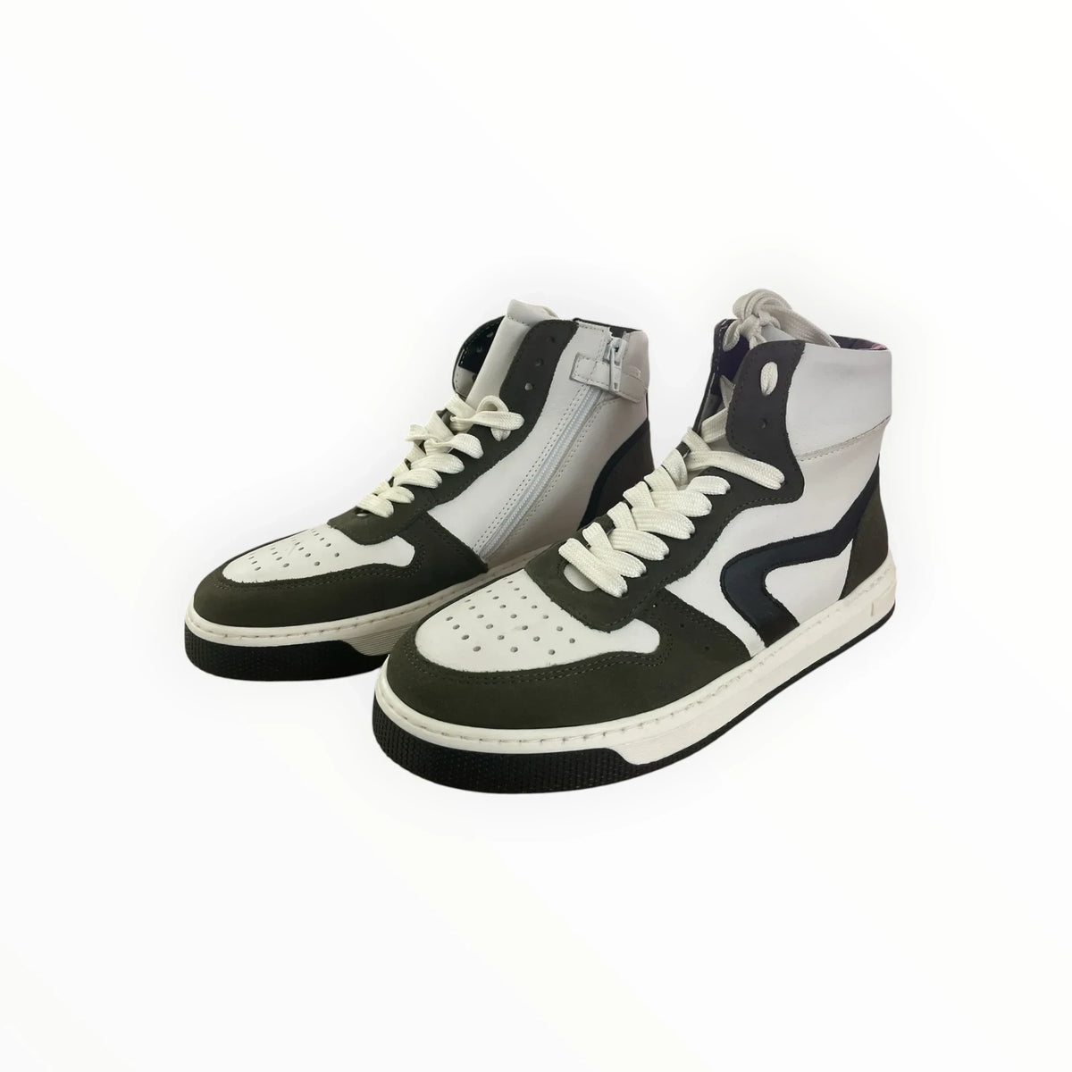 Pierrot Outlet hoge sneakers in wit en olijfgroen met veters, ritssluiting aan de zijkant en geperforeerde neus.