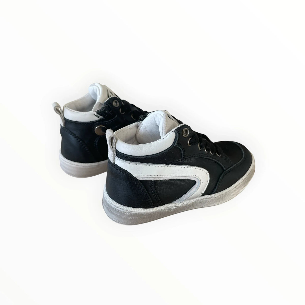 Pierrot Outlet hoge zwarte sneakers voor kinderen met witte accenten, veters en ritssluiting voor optimaal comfort.