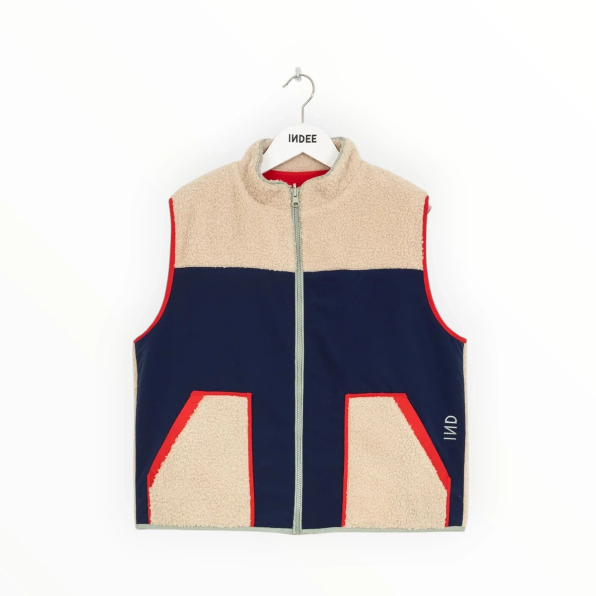 Pierrot Outlet IИDEE mouwloos fleecevest in beige teddy met blauwe vlakken en rode accenten en ritssluiting