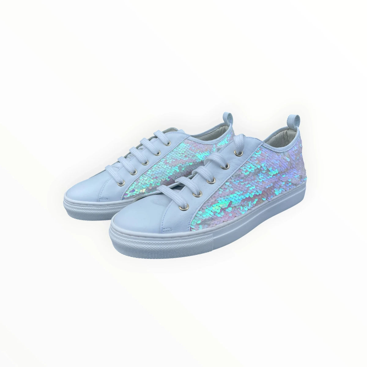 Pierrot Outlet lage sneakers met iriserende pailletten en vetersluiting in een zachte pastelkleur.