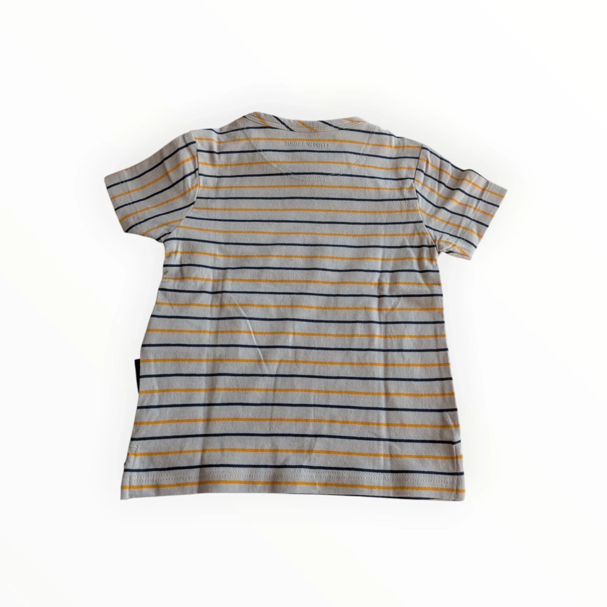 Pierrot Outlet jongen T-shirt met strepen in grijs, marineblauw en mosterdgeel. Korte mouwen, ronde hals.