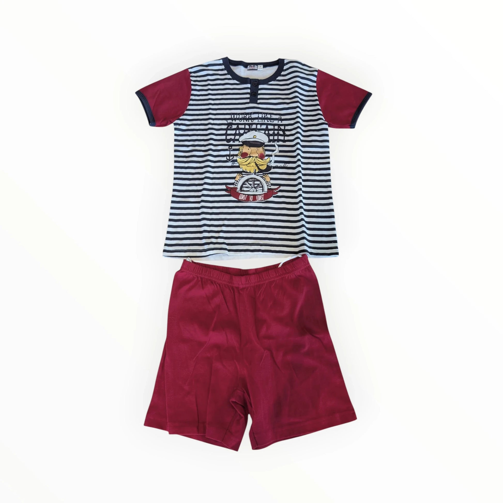 Pierrot Outlet jongen pyjamaset met korte mouwen en korte broek. Gestreept shirt met kapiteinprint en bordeauxrode mouwen, bijpassende bordeauxrode short.