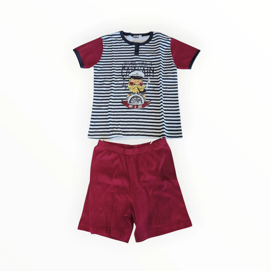 Pierrot Outlet jongen pyjamaset met korte mouwen en korte broek. Gestreept shirt met kapiteinprint en bordeauxrode mouwen, bijpassende bordeauxrode short.