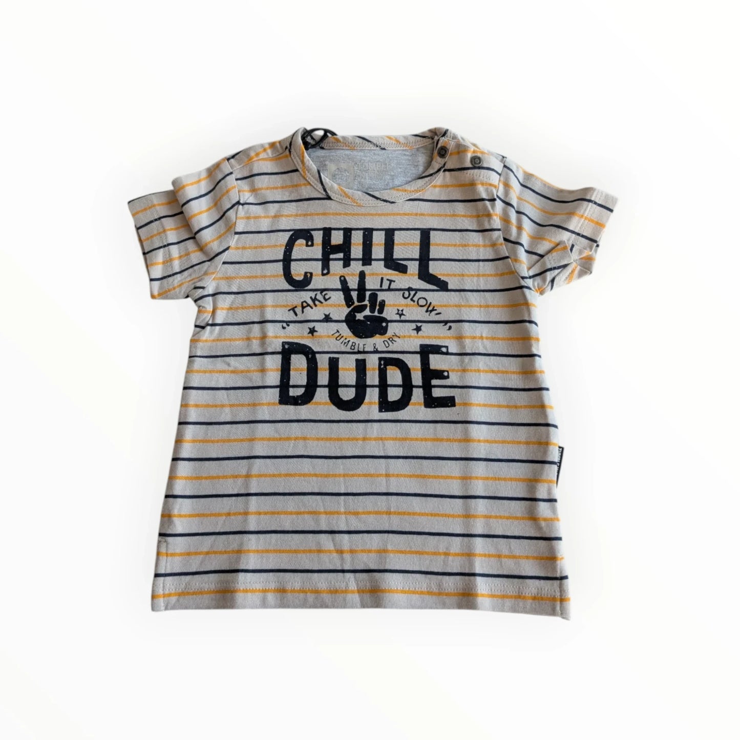 Pierrot Outlet jongen T-shirt met strepen, tekstprint 'CHILL TAKE IT SLOW DUDE' en vredesteken, marineblauw en mosterdgeel.