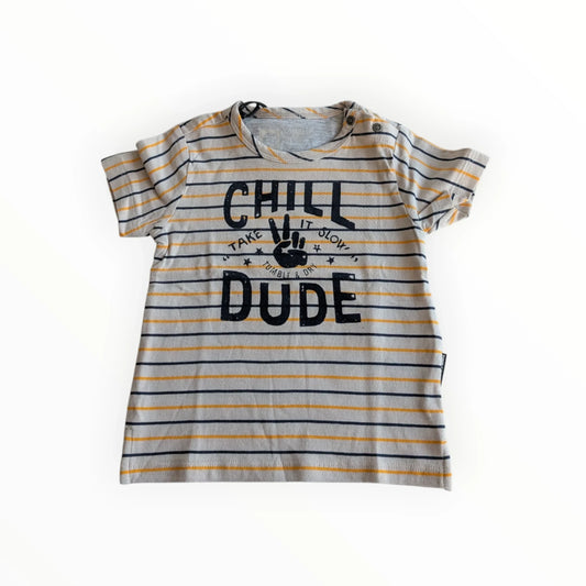 Pierrot Outlet jongen T-shirt met strepen, tekstprint 'CHILL TAKE IT SLOW DUDE' en vredesteken, marineblauw en mosterdgeel.
