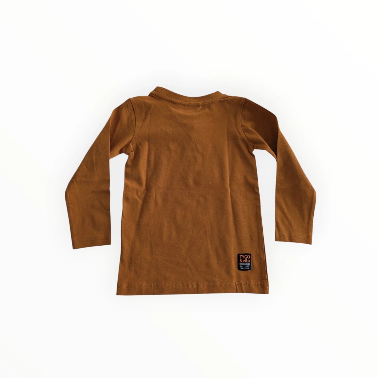 Pierrot Outlet bruin katoenen T-shirt met lange mouwen en 'TYGO & VITO' opdruk voor jongens.
