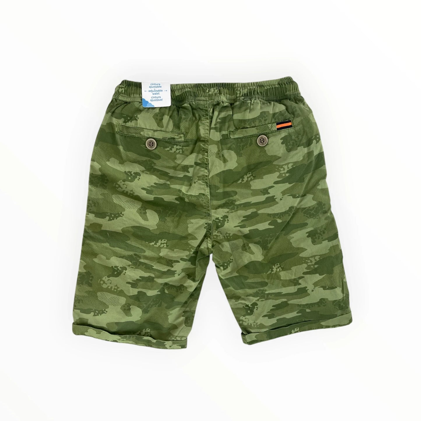 Pierrot Outlet jongensshort met camouflageprint, elastische tailleband en achterzakken met knoopsluiting.
