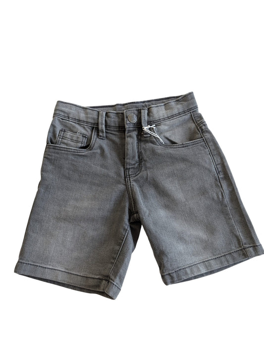 Pierrot Outlet jongens grijze denim shorts met knoopsluiting en verstelbare tailleband. Gemaakt van katoen.