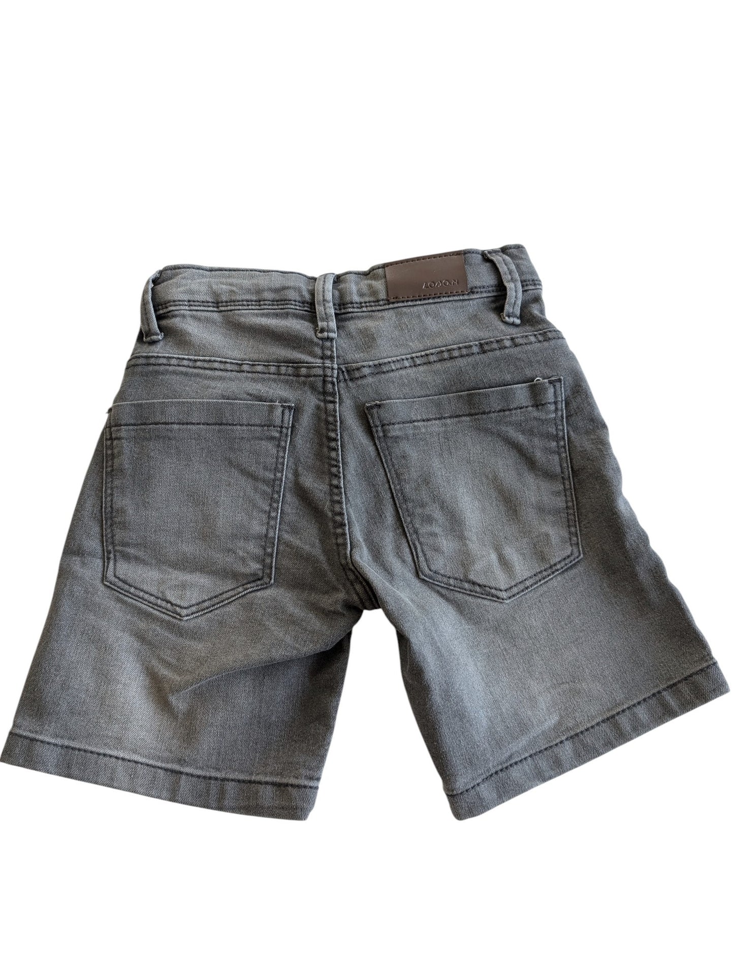 Pierrot Outlet jongens grijze denim shorts met knoopsluiting en vijf zakken. Gemaakt van katoen.