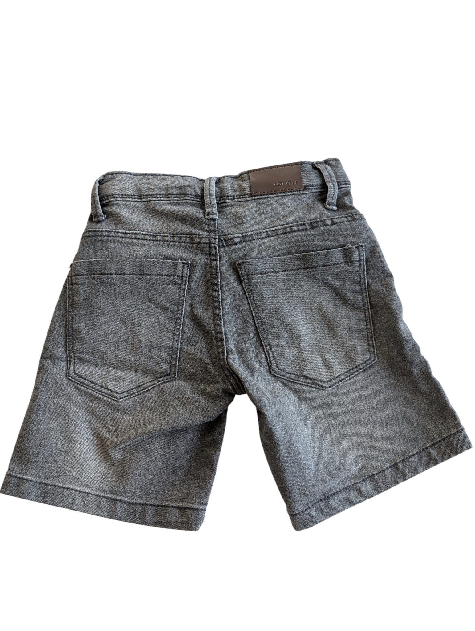 Pierrot Outlet jongens grijze denim shorts met knoopsluiting en vijf zakken. Gemaakt van katoen.