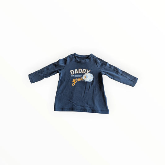 Pierrot Outlet donkerblauw katoenen longsleeve T-shirt met tekst 'DADDY CAN I BORROW YOURS' en voetbalprint.