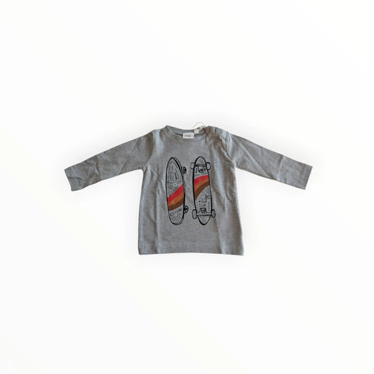 Pierrot Outlet grijze katoenen longsleeve met skateboardprint voor jongens. Comfortabele pasvorm.