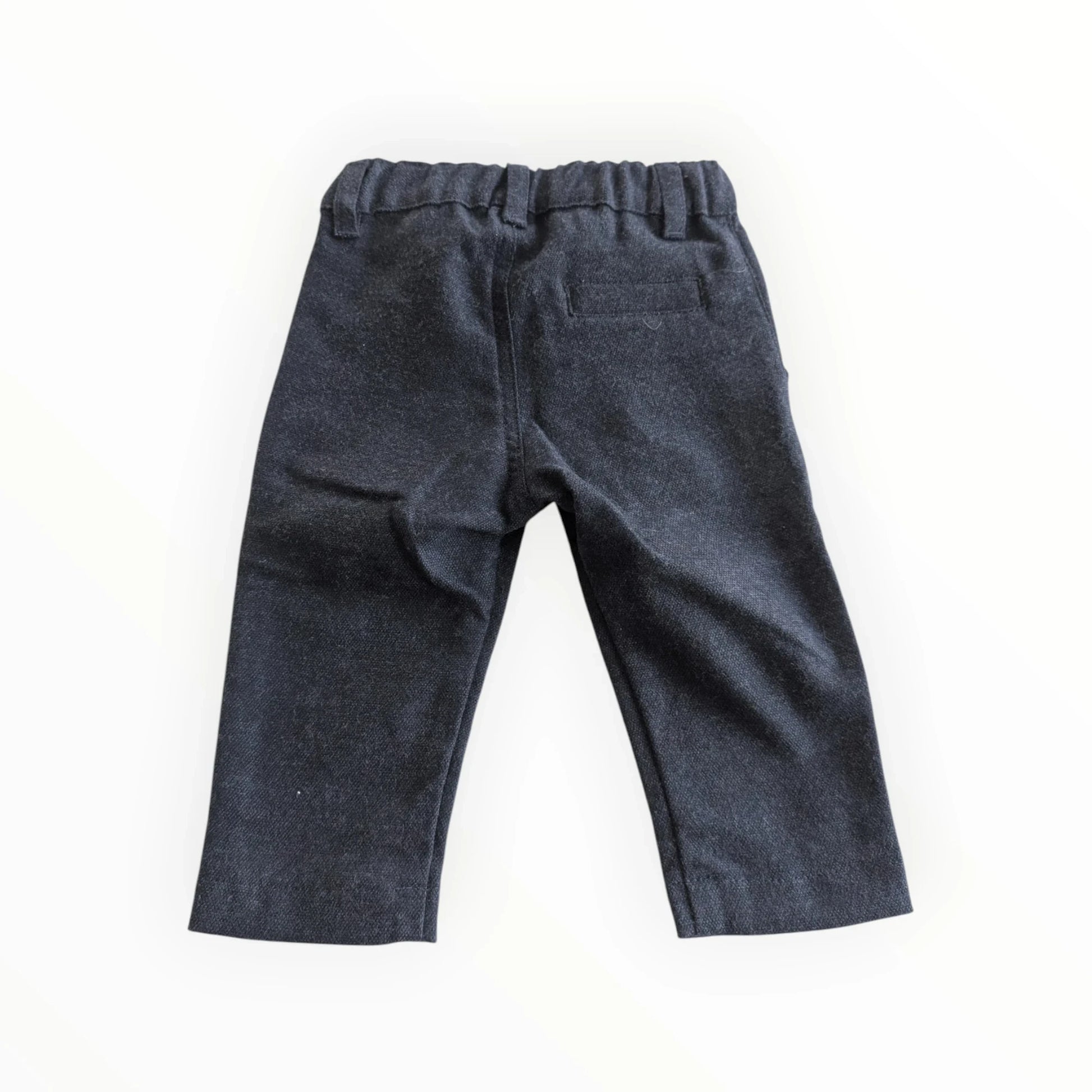 Pierrot Outlet jongens pantalon met elastische tailleband in donkergrijs, met knoop- en ritssluiting en zakken.