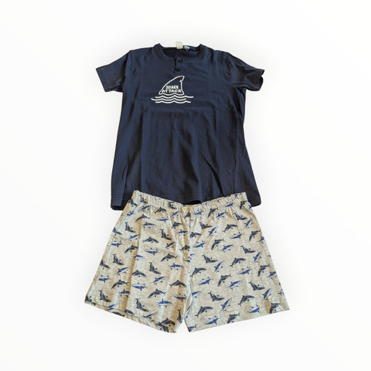 Pierrot Outlet jongens pyjamaset met donkerblauw T-shirt met haaienprint en grijze short met haaienpatroon van katoen