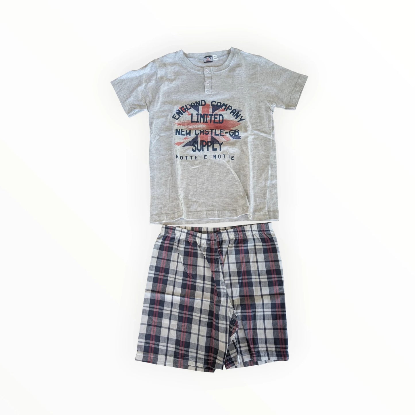 Pierrot Outlet jongens pyjamaset met lichtgrijs T-shirt met korte mouwen en geruite short. T-shirt met knoopsluiting en print.