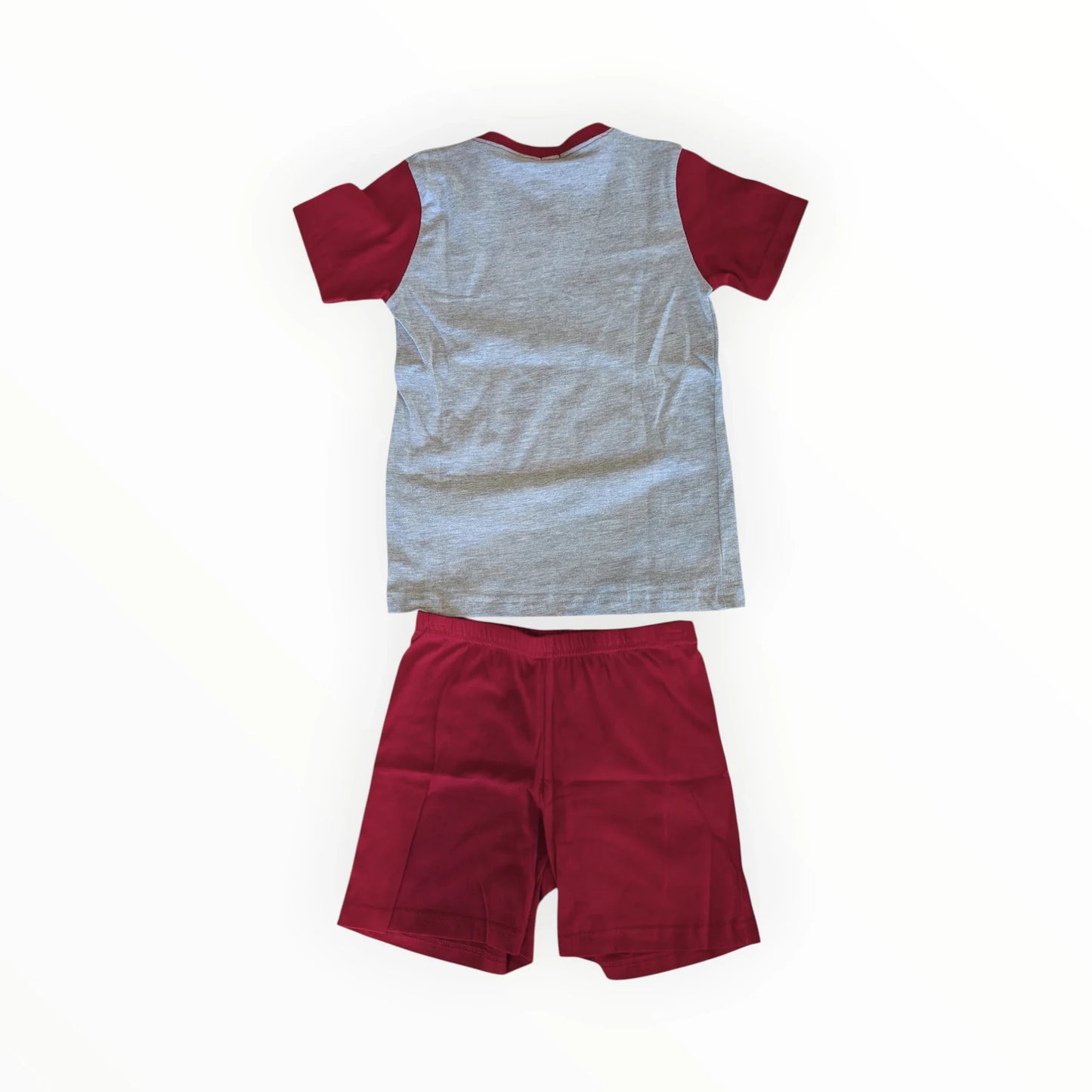 Pierrot Outlet jongens pyjamaset: grijs T-shirt met korte mouwen en rode short. Knoopsluiting bij de hals.