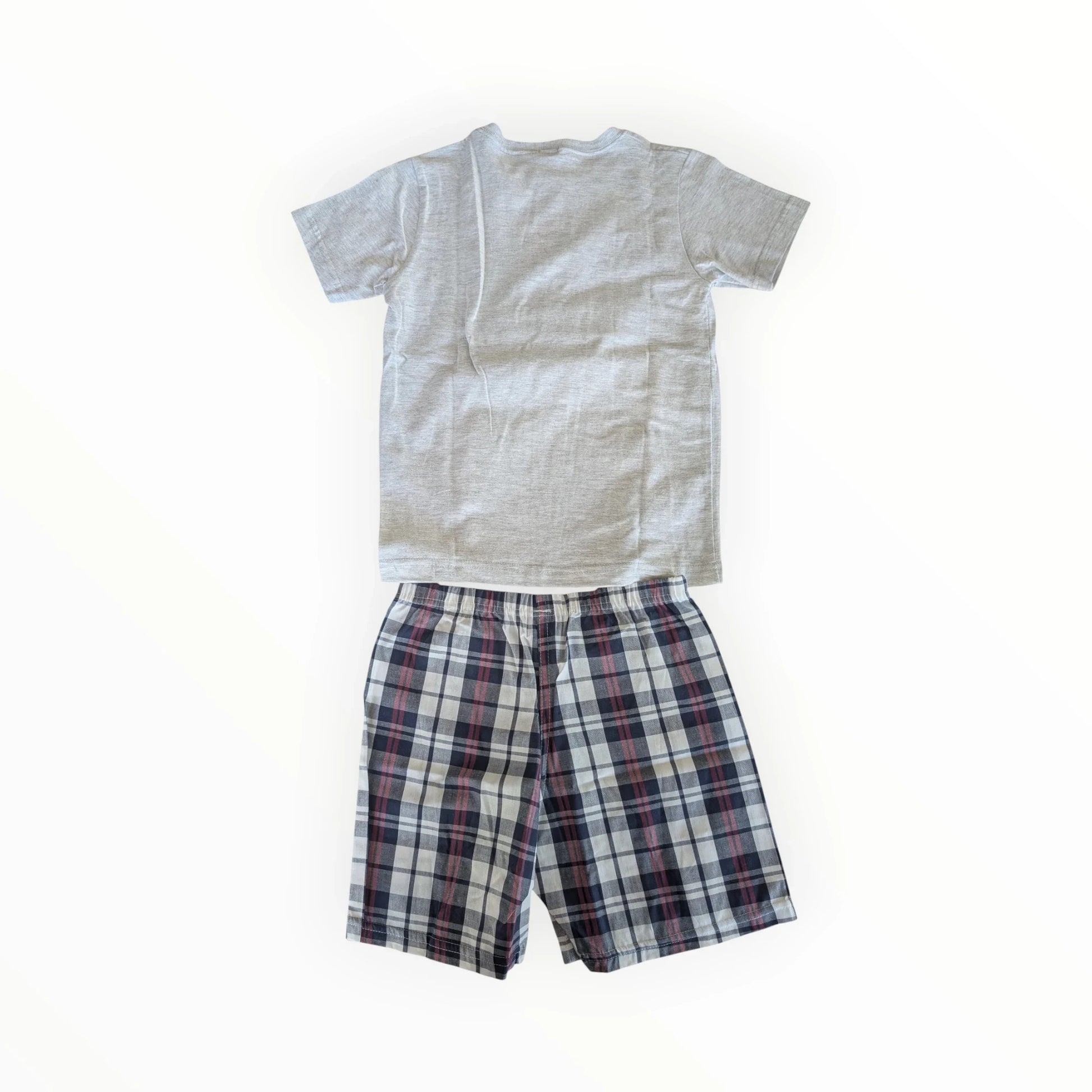 Pierrot Outlet jongens pyjamaset met lichtgrijs T-shirt en geruite korte broek. T-shirt met knoopsluiting en tekstprint. Short met elastische tailleband.