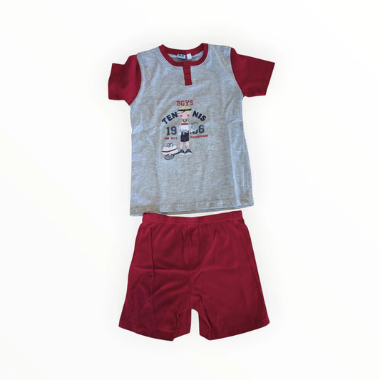 Pierrot Outlet jongens pyjamaset met korte mouwen en korte broek. Grijs T-shirt met tennisprint en rode short. Gemaakt van zachte stof.