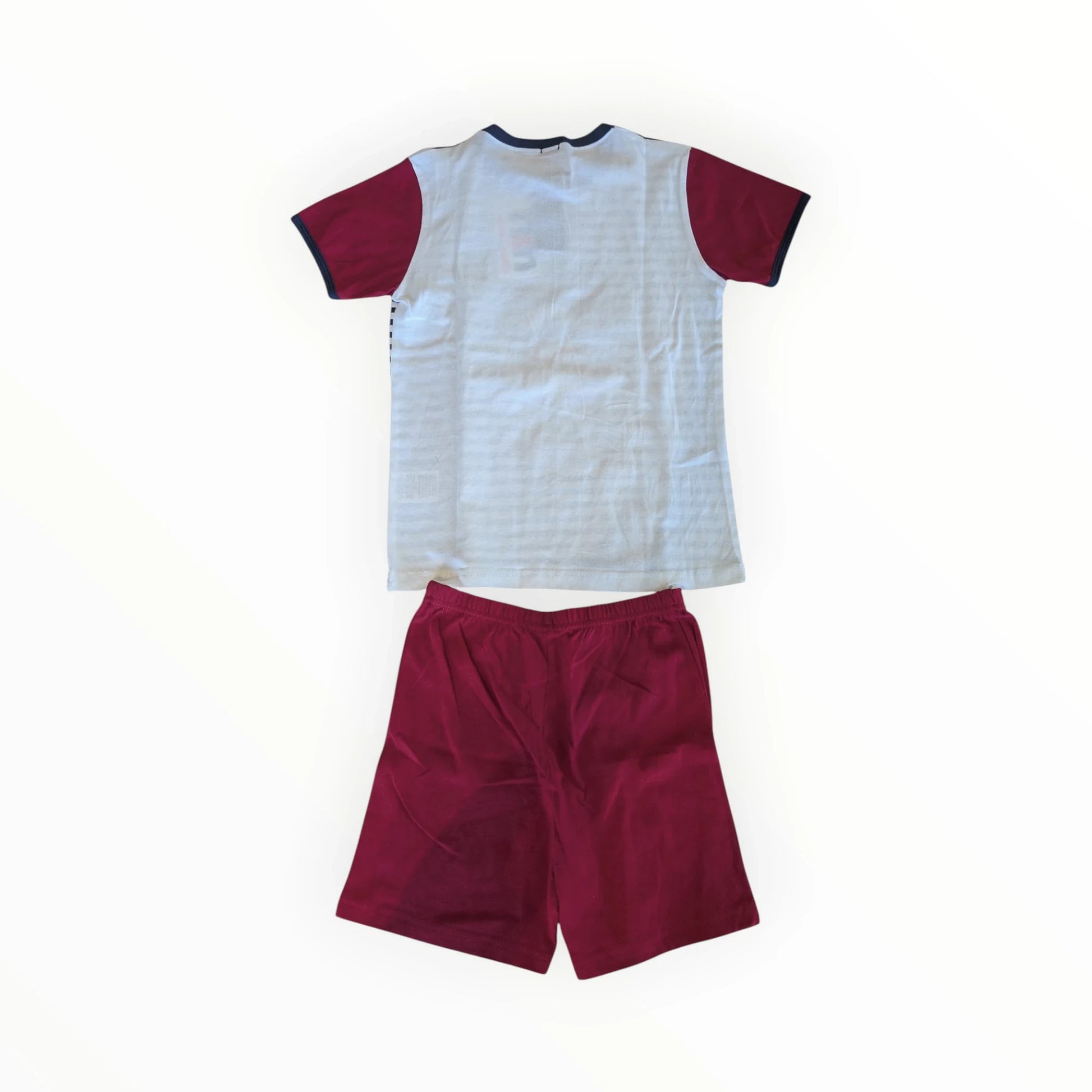 Pierrot Outlet jongens pyjamaset met korte mouwen en korte broek. Lichtgrijs gestreept T-shirt met bordeauxrode mouwen en print, bijpassende bordeauxrode short met elastische tailleband.