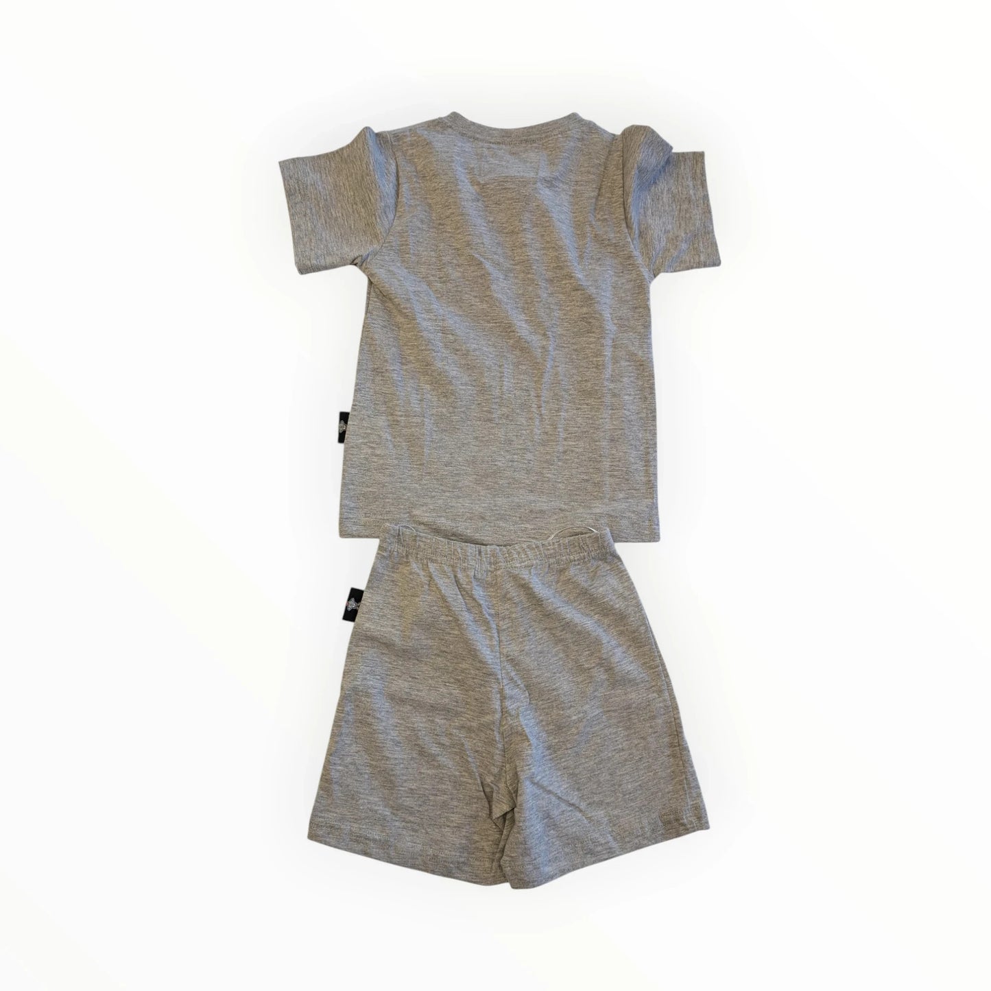 Pierrot Outlet jongens pyjamaset van grijs katoen met korte mouwen T-shirt en shorts, met samurai print.