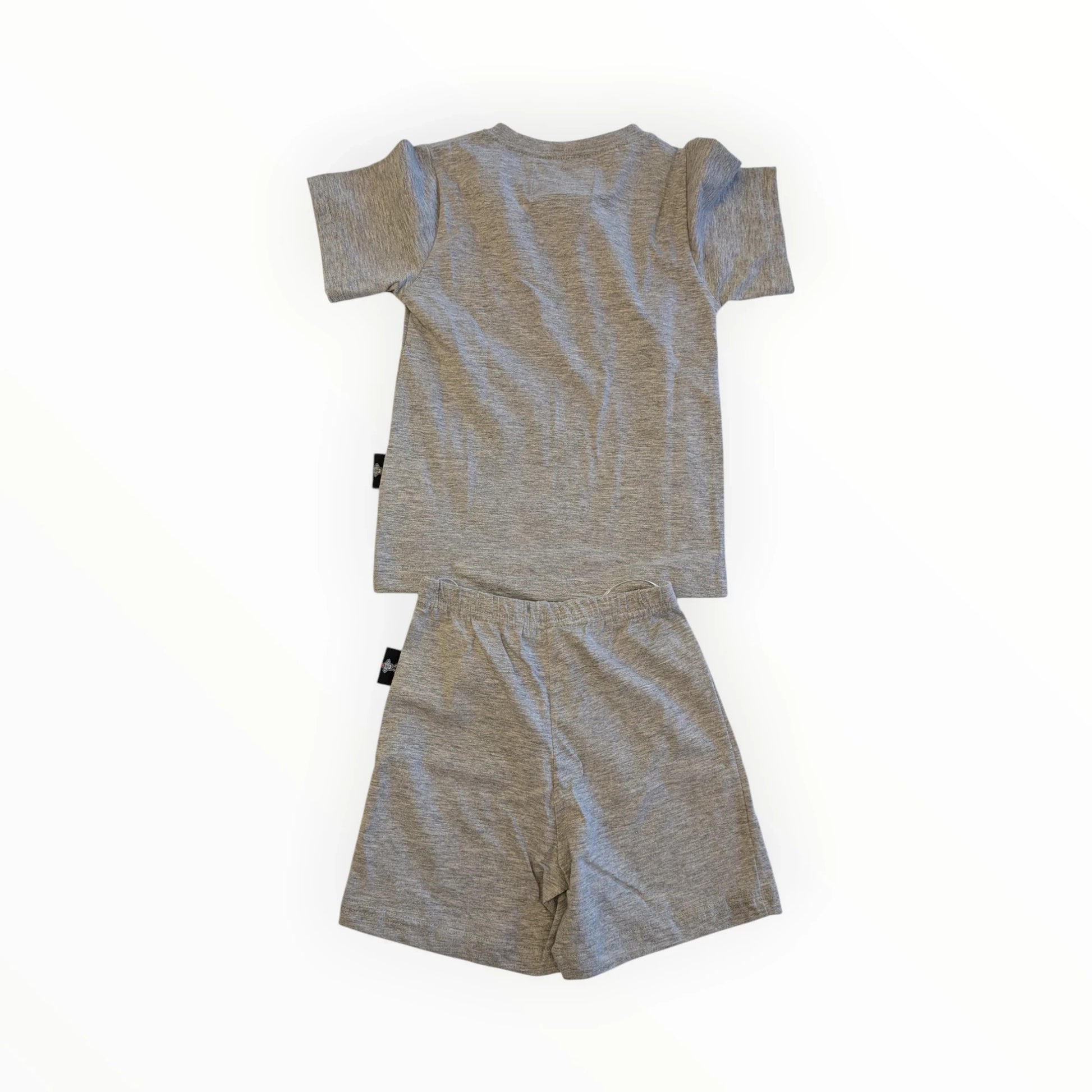 Pierrot Outlet jongens pyjamaset van grijs katoen met korte mouwen T-shirt en shorts, met samurai print.