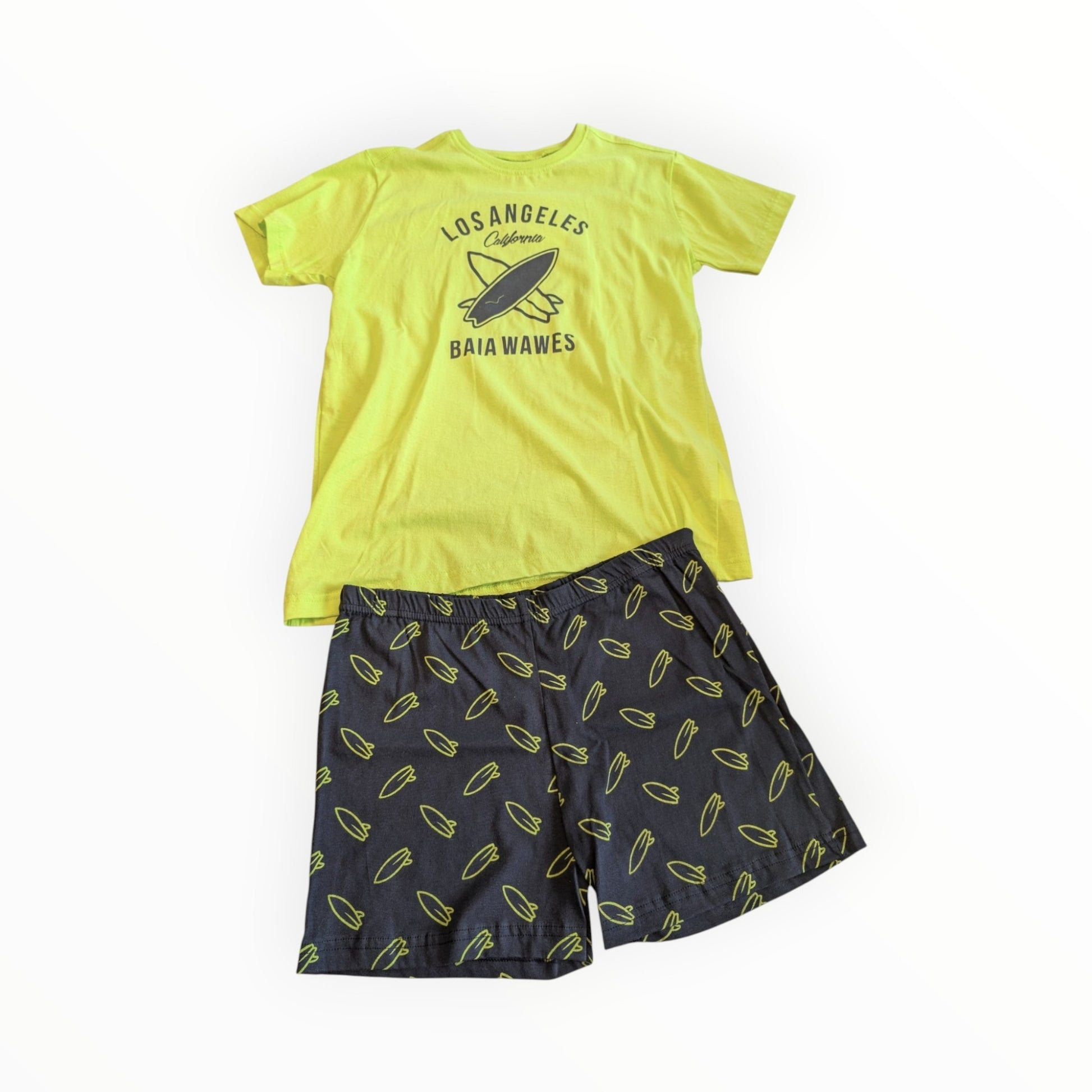 Pierrot Outlet zomerse pyjamaset voor jongens met felgeel T-shirt met surfprint en donkerblauwe short met surfplanken